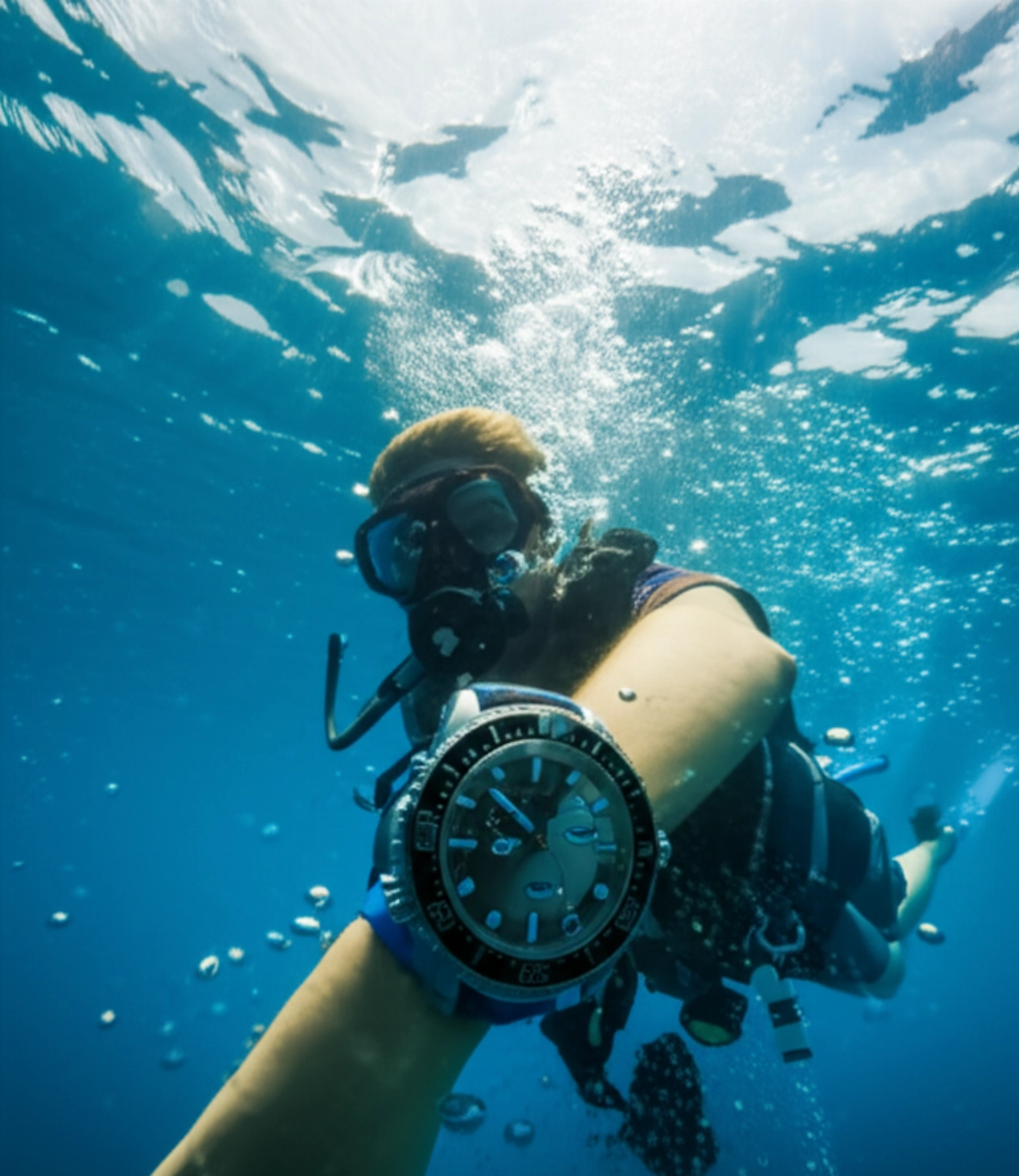 Scena subacquea iperrealistica con un subacqueo caucasico che risale, mostrando un orologio subacqueo di alta qualità al polso, con raggi solari che filtrano nell'acqua cristallina.
