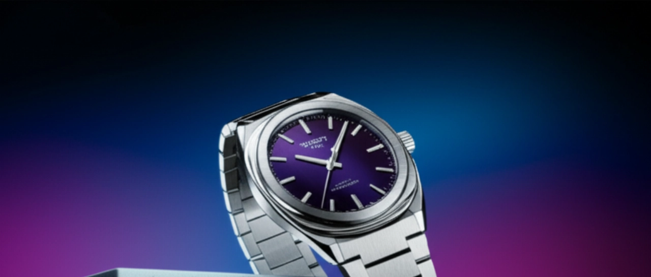 Composizione artistica e iperrealistica di un orologio Tissot PRX Powermatic 80 su una superficie minimalista, con riflessi di luce neon che ne esaltano il design.